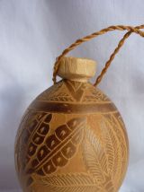 Gourde en noyau sculpté