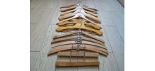 lot de 16 cintres en bois, dont 2 cintres de teinturerie