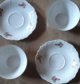 Tasses et soucoupes petit déjeuner