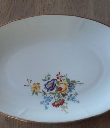 Plat ovale en porcelaine