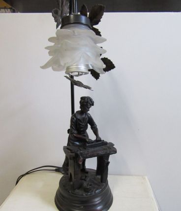 Lampe en métal, reproduction d'un métier d'antan, menuisier,