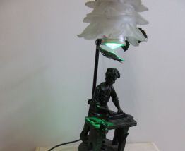 Lampe en métal, reproduction d'un métier d'antan, menuisier,