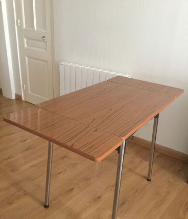 Table de cuisine en formica 