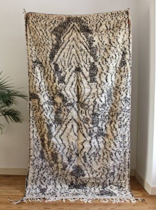 Grand tapis azilal berbere tissé main au Maroc