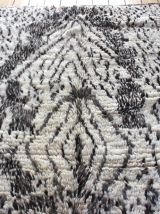 Grand tapis azilal berbere tissé main au Maroc