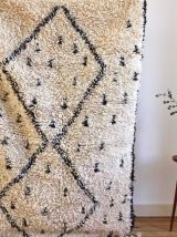 Tapis beni ouarain berbere tissé main au Maroc