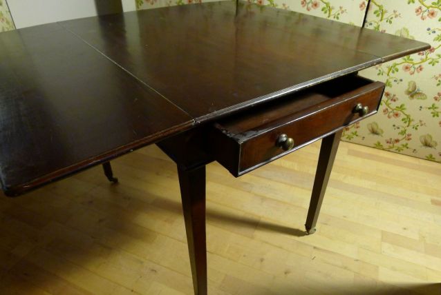 Table à allonges, un tiroir en ceinture