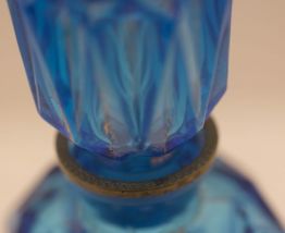  flacon bleu en verre ciselé
