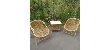 Fauteuils en rotin et table porte revues