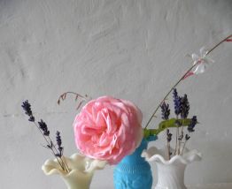 Trois vases en opaline