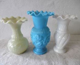 Trois vases en opaline