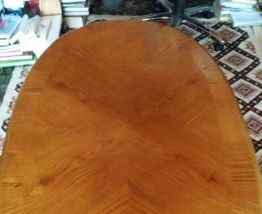 Table basse ovale en bois vernis massif