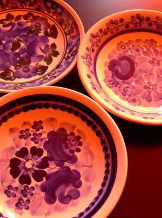 à vendre série assiettes en faïence peintes à la main