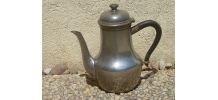 théière , pichet en etain ;  vintage