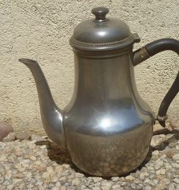 théière , pichet en etain ;  vintage