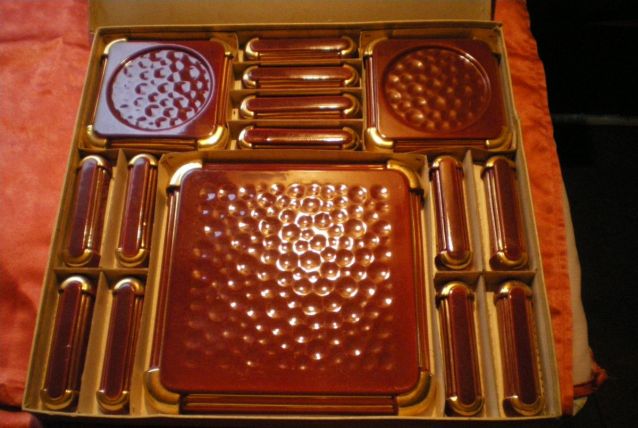 Ensemble repose plat, couteaux, bouteilles