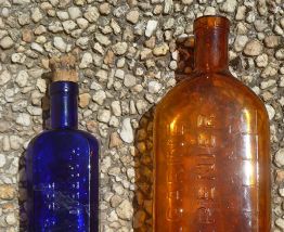 lot  de  2 bouteilles  anciennes