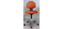 Chaise de bureau orange à roulettes années 80