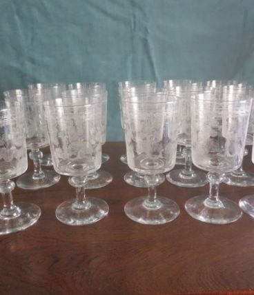 6 verres à pied en cristal ciselé et monogrammé