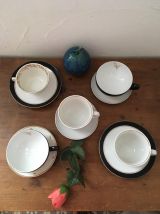 Cinq tasses et sous tasses à café en noir et blanc .