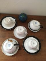 Cinq tasses et sous tasses à café en noir et blanc .