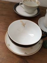 Cinq tasses et sous tasses à café en noir et blanc .
