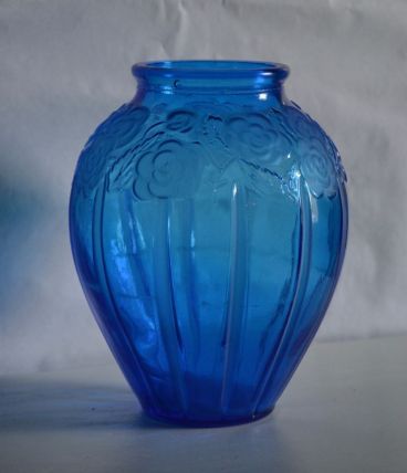 Vase en verre bleu décor fleur dépoli Art Déco