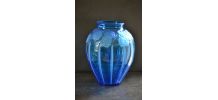 Vase en verre bleu décor fleur dépoli Art Déco