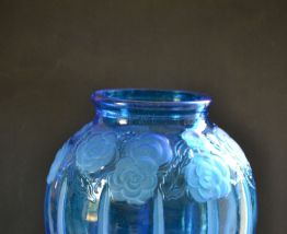 Vase en verre bleu décor fleur dépoli Art Déco