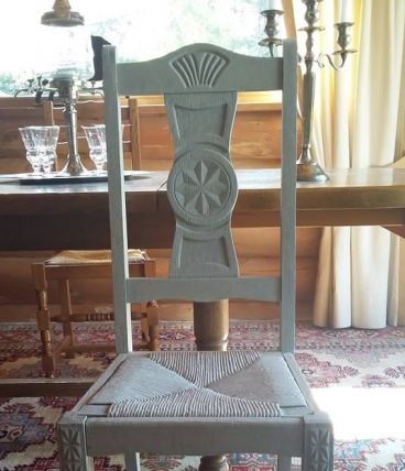 Superbes chaises sculptées en bois massif