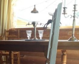 Superbes chaises sculptées en bois massif
