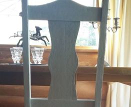 Superbes chaises sculptées en bois massif