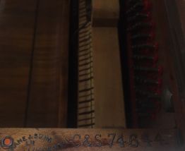 Piano droit avec marqueterie fleurie