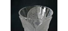 Vase en verre dépoli au motif de papillon en relief
