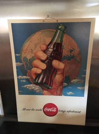 Affiche cartonnée publicitaire coca cola.