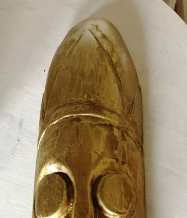 Masque africain repeint en doré