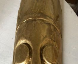 Masque africain repeint en doré
