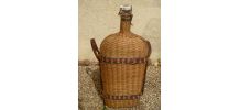 bouteille ancienne en verre recouverte d'osier ,vintage 1960