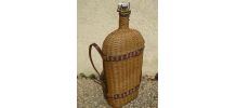 bouteille ancienne en verre recouverte d'osier ,vintage 1960