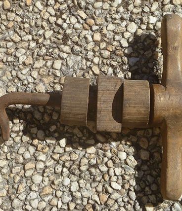 ancienne pièce bois et metal ,  de pressoir