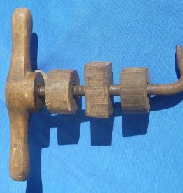 ancienne pièce bois et metal ,  de pressoir