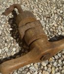 ancienne pièce bois et metal ,  de pressoir