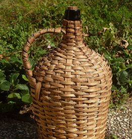Dame jeanne en robe d'osier avec anse,  vintage