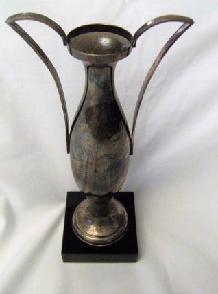 Amphore d'orfèvrerie argent sur socle pierre noire