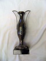 Amphore d'orfèvrerie argent sur socle pierre noire