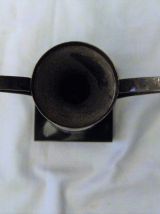 Amphore d'orfèvrerie argent sur socle pierre noire