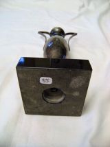 Amphore d'orfèvrerie argent sur socle pierre noire