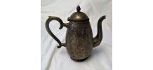 Théière en orfèvrerie argenté. artisanal motif