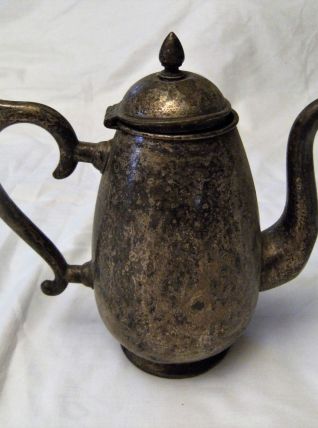 Théière en orfèvrerie argenté. artisanal motif