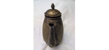 Théière en orfèvrerie argenté. artisanal motif